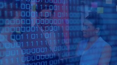 Ofisteki çeşitli kadın ve erkek iş arkadaşlarının ikili kodlarının animasyonu. İş, ağ, iletişim, işbirliği ve teknoloji konsepti dijital olarak oluşturulmuş video.