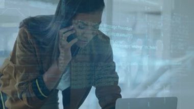 Çift ırklı iş kadınının akıllı telefondan konuşması üzerine veri işleme animasyonu. Küresel iş ve dijital arayüz kavramı dijital olarak oluşturulmuş video.
