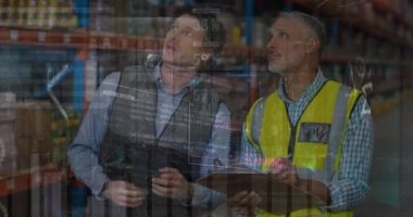 Beyaz erkek depo çalışanları üzerinde finansal grafiklerin animasyonu. iş, finans ve dağıtım hizmetleri kavramı dijital olarak oluşturulmuş video hizmetleri.