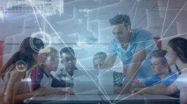 Kafkas erkek öğretmen ve çeşitli öğrencilerin dizüstü bilgisayarlarıyla bağlantılarının animasyonu. Okul, eğitim, bilgilendirme ve dijital olarak oluşturulmuş teknoloji konsepti ile öğrenme.