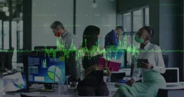 Yüz maskesi takan çeşitli iş adamlarının finansal veri işleme animasyonları. covid 19 salgın konsepti dijital olarak üretilen video konsepti sırasında küresel iş, finans ve dijital arayüz.