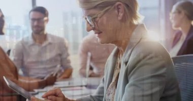 Çeşitli iş adamları üzerinde finansal veri işleme animasyonu. Küresel iş, finans ve bağlantılar konsepti dijital olarak oluşturulmuş video.