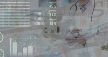 Kafkas erkek doktor üzerine veri işleme ve banknotların animasyonu. Küresel tıp, bilgisayar ve dijital arayüz kavramı dijital olarak oluşturulmuş video.