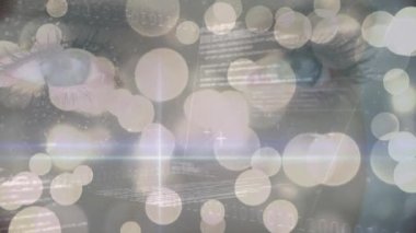 Parlak ışık ve veri işleme noktaları kadın gözlerini kapatıyor. Biyometrik tarama ve teknoloji konsepti