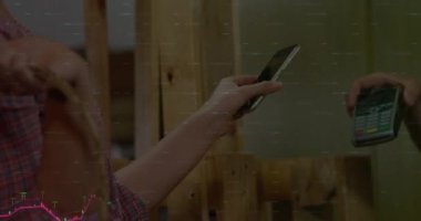 Akıllı telefondan ödeme yapan farklı insanlar üzerinde finansal veri işleme animasyonu. Dijital olarak oluşturulan küresel finansman, bilgisayar ve dijital arayüz kavramı.