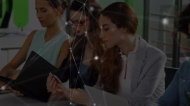 Kafkas erkek ve kadın iş arkadaşları arasındaki bağlantı ağının animasyonu. İş, küresel ağ, bağlantılar, işbirliği ve teknoloji konsepti dijital olarak oluşturulmuş video.