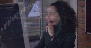 Telefon kulaklığı kullanan iki ırklı iş kadınının veri işleme animasyonu. Küresel iş ve dijital arayüz kavramı dijital olarak oluşturulmuş video.