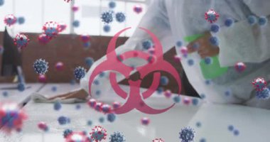 Çift ırklı kadın dezenfekte masasının üzerindeki virüs hücrelerinin animasyonu. Küresel iş ve dijital arayüz kavramı dijital olarak oluşturulmuş video.