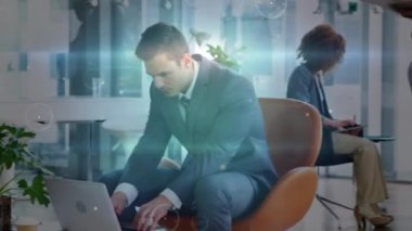 Ofisteki dizüstü bilgisayarla Kafkas iş adamlarıyla olan bağlantıların animasyonu. İş, ağ, bağlantılar ve teknoloji konsepti dijital olarak oluşturulmuş video.