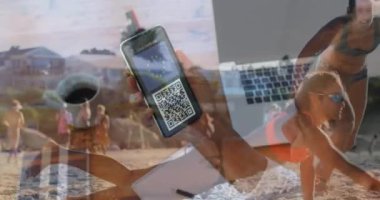 Plajda voleybol oynayan bir kadın için akıllı telefondan renkli pasaportlu bir kadın animasyonu. Dijital olarak üretilen 19 salgın konsepti sırasında tatiller, tatiller ve seyahatler.