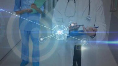 Çeşitli doktorların gülümsemesi üzerine veri işleme animasyonu. Küresel tıp ve dijital arayüz kavramı dijital olarak oluşturulmuş video.
