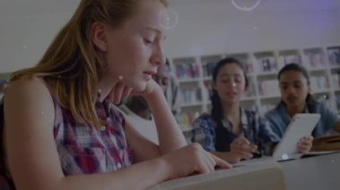 Okuldaki beyaz kız öğrencilere karşı kurulan bir iletişim ağı. Okul ve eğitim teknolojisi kavramı