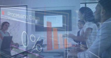 Bir grup iş adamının veri işleme animasyonu. Küresel iş, finans, veri işleme ve dijital arayüz kavramı dijital olarak oluşturulmuş video.