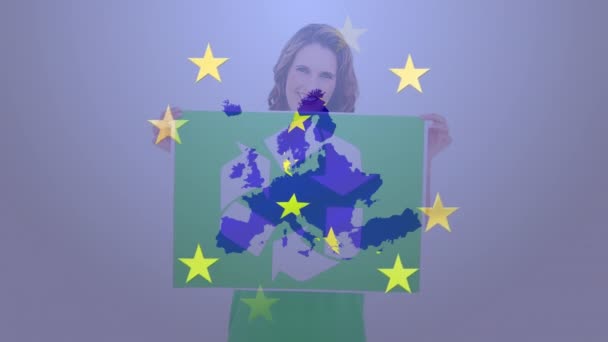 通过地图和带有回收标志的高加索女人对欧洲联姻明星进行动画化 欧洲条例 生态法 废物回收概念 — 图库视频影像