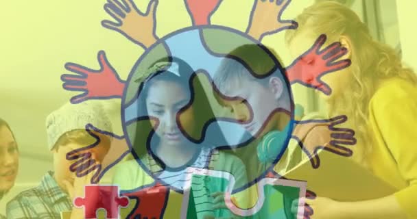 Анімація Барвистої Головоломки Глобусу Руками Над Різноманітними Дітьми Допомогою Планшета — стокове відео