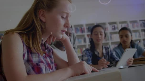 Netzwerk Von Verbindungen Gegen Kaukasische Mädchen Die Der Schulklasse Lernen — Stockvideo