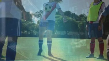 Çeşitli bayan futbolcular üzerinde veri işleme animasyonu. Küresel spor ve dijital arayüz kavramı dijital olarak oluşturulmuş video.