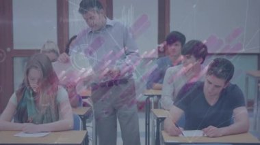 Üniversitedeki çeşitli öğrenci ve öğretmenler arasında bağlantı ağının animasyonu. Küresel eğitim, bağlantılar ve dijital arayüz kavramı dijital olarak oluşturulmuş video.