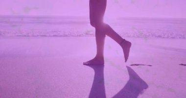 Sahilde yürüyen kadının alt kısmına karşı dijital dalgalar. Seyahat ve tatil kavramı