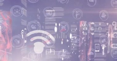 Şehir manzarası üzerindeki veri işleme ve simgelerin canlandırılması. Dijital arayüz ve teknoloji konsepti dijital olarak oluşturulmuş video bağlantıları.