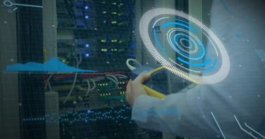 Arkaplanda bilgisayar sunucusu üzerinden tarama ve veri işleme animasyonu. küresel hesaplama, bağlantılar ve veri işleme kavramı dijital olarak oluşturulmuş video.