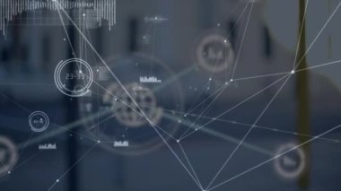 Şehir manzarası üzerindeki bağlantı ağının ve veri işleme ağının animasyonu. Dijital olarak oluşturulmuş küresel bağlantılar, veri işleme ve dijital arayüz kavramı.