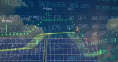 Güneş panelleri üzerinden finansal verilerin ve grafiklerin animasyonu. Çevreci enerji, eko güç, finans ve ekonomi kavramı dijital olarak oluşturulmuş video.
