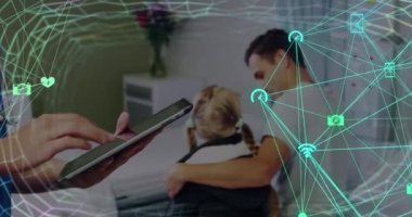 Tabletli beyaz erkek doktorun elleri üzerinden bağlantı ağının animasyonu. Ağ, tıp, sağlık, iletişim ve teknoloji konsepti dijital olarak oluşturulmuş video.