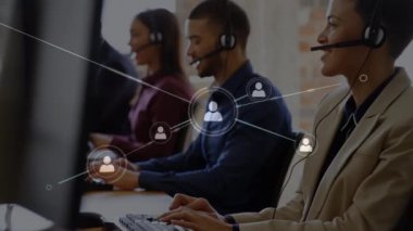 Telefon kulaklığı takan iş adamlarıyla bağlantı ağının animasyonu. Küresel iletişim işi bağlantıları dijital arayüz ve teknoloji kavramı dijital olarak oluşturulmuş video.
