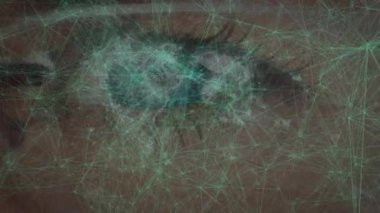 Bağlantılar ağı ve birden fazla değişen numara. Gözlük takan bir kadın gözüne yakın çekim. Biyometrik ve siber güvenlik teknolojisi kavramı