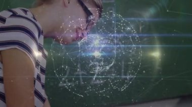 Öğretmeni olan melez bir okul çocuğuyla bağlantı ağının animasyonu. Küresel eğitim ve dijital arayüz kavramı dijital olarak oluşturulmuş video.