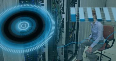 Kafkasyalı kadın bilgisayar sunucusu üzerinden tarama ve veri işleme animasyonları. küresel hesaplama ve veri işleme kavramı dijital olarak oluşturulmuş video.