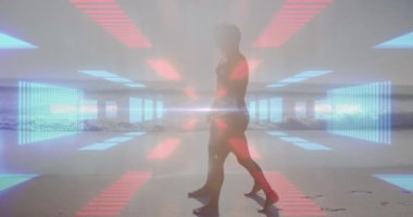 Neon tüneli, plajda birlikte yürüyen beyaz bir çifte karşı pürüzsüz desenli. Seyahat ve tatil kavramı