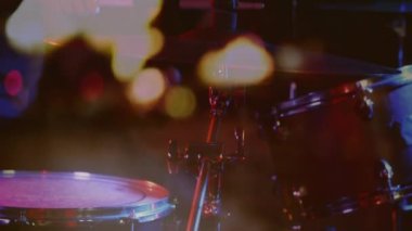 Perküsyon çalan müzisyen yüzünden bulanık yol trafiğinin animasyonu. müzik, konser, parti ve gece hayatı konsepti dijital olarak oluşturulmuş video.