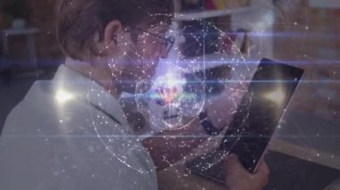 Tablet kullanan beyaz adam üzerindeki bağlantı ağının animasyonu. Küresel eğitim ve dijital arayüz kavramı dijital olarak oluşturulmuş video.