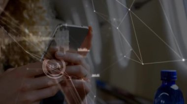 Kafkasyalı iş kadınının akıllı telefon kullanarak veri işleme animasyonu. Küresel iş ve dijital arayüz kavramı dijital olarak oluşturulmuş video.