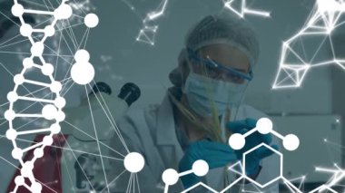 Kimyasal formülün animasyonu ve DNA, beyaz kadın laboratuvar çalışanı üzerinde. Bilim, tıp ve laboratuar konsepti dijital olarak üretilen video.