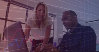 Ofiste tartışan çeşitli erkek ve kadın meslektaşlar hakkında istatistiksel veri işleme. İş analizleri ve veri teknolojisi kavramı