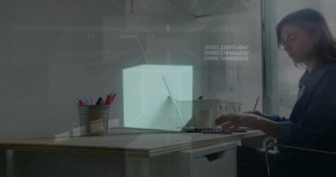Ofisteki Kafkas iş kadınının veri işleme animasyonu. Küresel iş, bilgisayar ve dijital arayüz kavramı dijital olarak oluşturulmuş video.