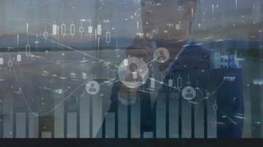 Çift ırklı iş adamı üzerinden bağlantı ağının animasyonu. küresel bağlantılar, veri işleme ve dijital arayüz konsepti dijital olarak oluşturulmuş video.