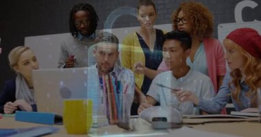 Mutlu kadın ve erkek iş arkadaşları üzerine dijital asma kilit animasyonu. İş, veri işleme, güvenlik, bağlantılar ve teknoloji konsepti dijital olarak oluşturulmuş video.