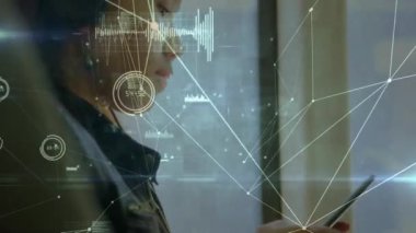 Kulaklık kullanan melez bir kız öğrenci üzerinden bağlantı ağının animasyonu. Dijital olarak oluşturulan öğrenim ve eğitim konsepti.