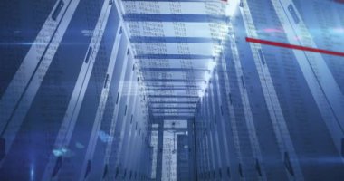 Sunucuların üzerindeki veri işleme ve ışıkların animasyonu. Bilgisayarlar, ağ, veri işleme ve teknoloji konsepti dijital olarak oluşturulmuş video.