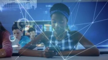 Okulda akıllı telefon kullanan Afrikalı Amerikalı kız üzerinden bağlantı ağının animasyonu. Okul, öğrenim, eğitim ve teknoloji konsepti dijital olarak oluşturulmuş video.