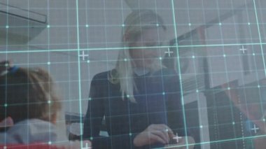 Kafkas kadın öğretmen ve çeşitli okul çocukları üzerinde veri işleme animasyonu. Küresel eğitim ve dijital arayüz kavramı dijital olarak oluşturulmuş video.