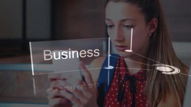 Kafkasyalı iş kadınının akıllı telefon kullanarak veri işleme animasyonu. Küresel iş ve dijital arayüz kavramı dijital olarak oluşturulmuş video.