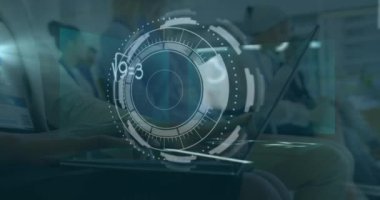 Bilgisayarlı Kafkas iş kadını üzerinde dijital ekranda çeşitli verilerin animasyonu. İş, işbirliği, iletişim ve teknoloji konsepti dijital olarak oluşturulmuş video.