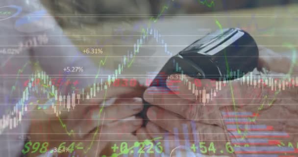 Animace Finančních Dat Nad Rukama Bělochů Pomocí Platebního Terminálu Obchodní — Stock video