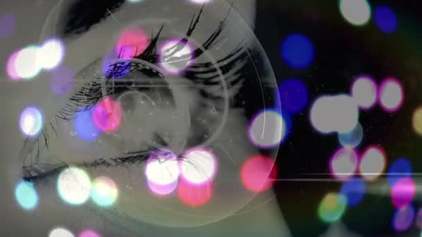 Färgglada Fläckar Ljus Och Omfattning Skanning Över Närbild Kvinnliga Ögat — Stockvideo