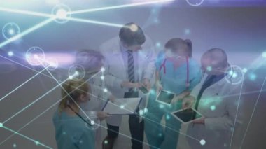 Kafkasyalı doktorların konuştuğu veri işleme animasyonu. Küresel tıp ve dijital arayüz kavramı dijital olarak oluşturulmuş video.